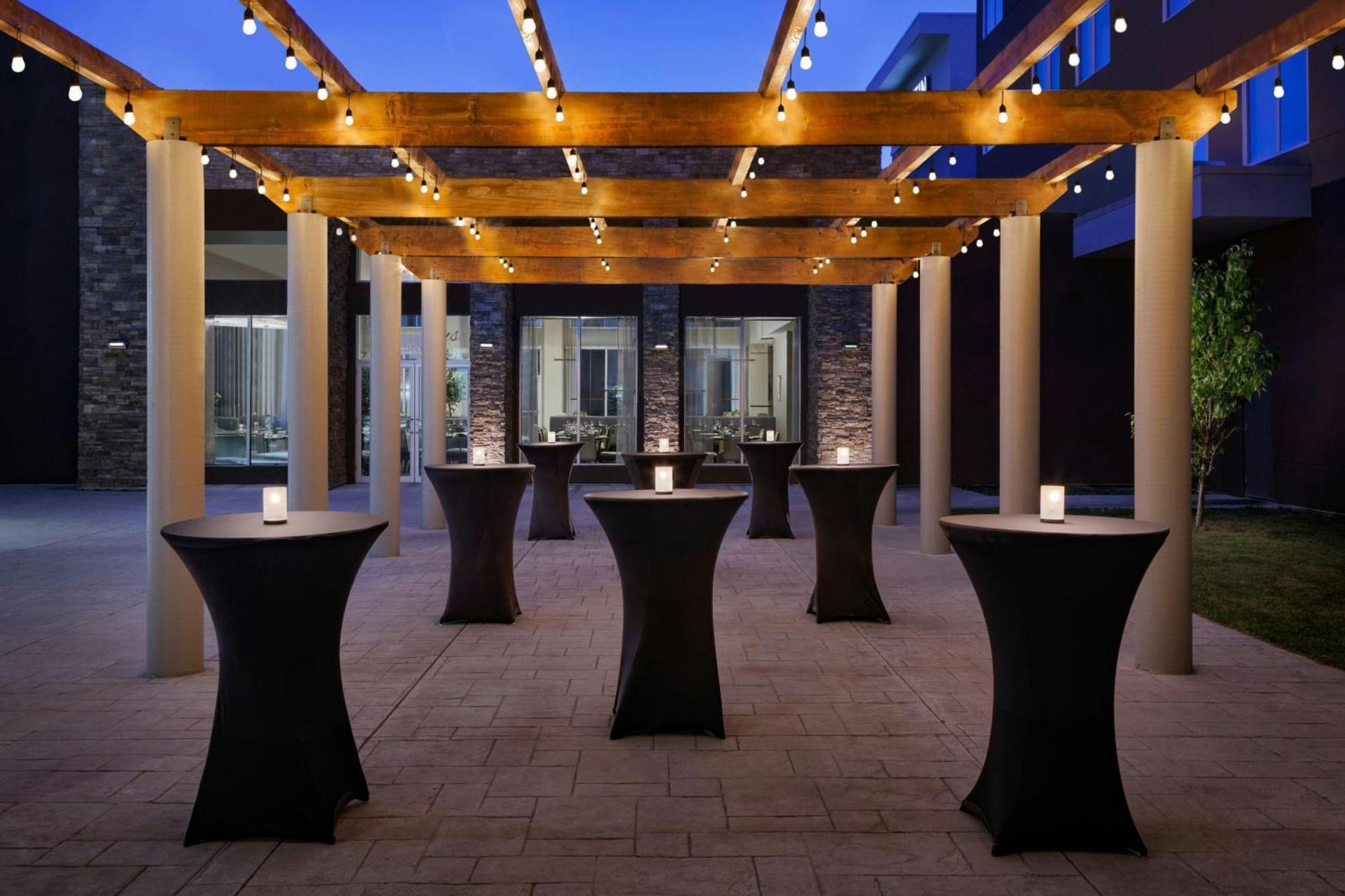 Hotel The Westin Calgary Airport Exterior foto